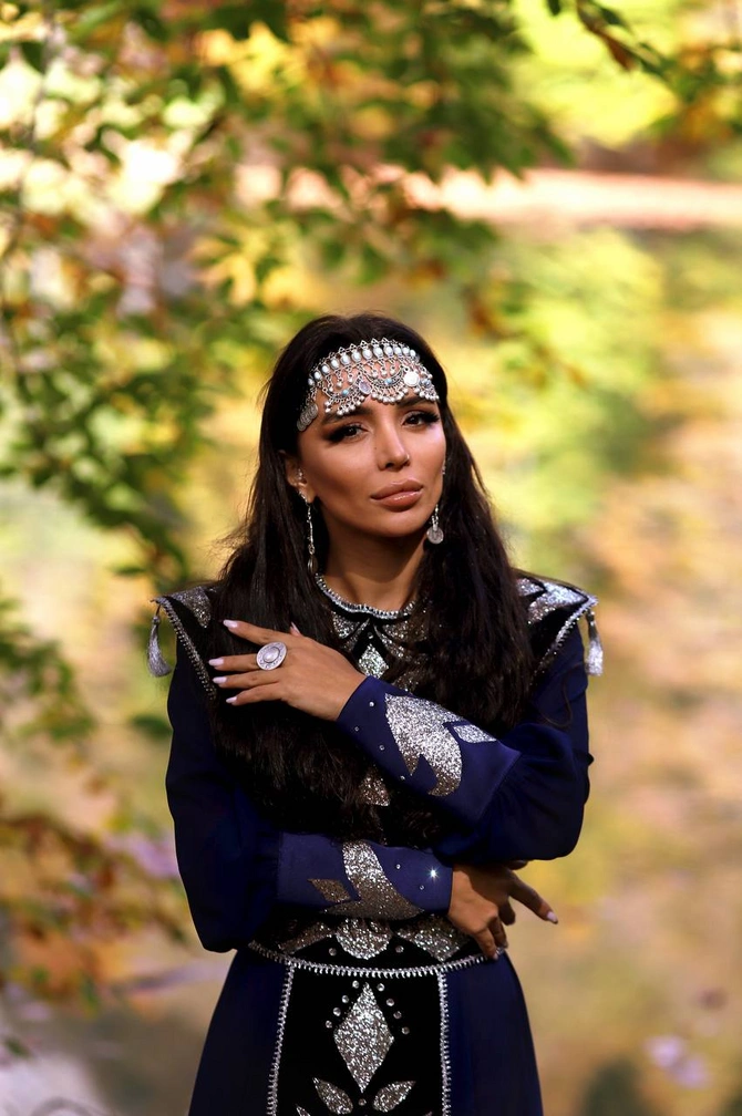 Rəqqasə Renkadan meşədə FƏRQLİ FOTOSESSİYA Rəqqasə Renkadan meşədə FƏRQLİ FOTOSESSİYA