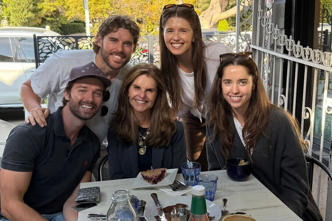 Сын Арнольда Шварценеггера опубликовал семейное фото с дня рождения матери