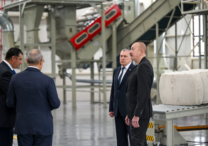 Prezident İlham Əliyev Sabirabadda pambıq emalı zavodunun fəaliyyəti ilə tanış olub Prezident İlham Əliyev Sabirabadda pambıq emalı zavodunun fəaliyyəti ilə tanış olub
