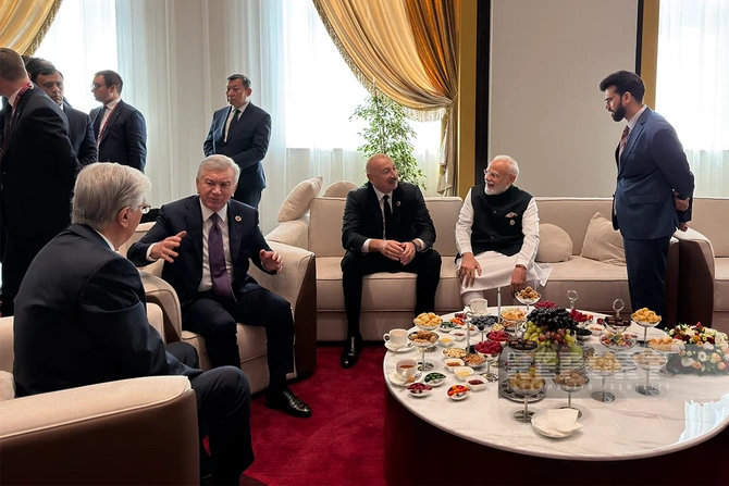 İlham Əliyev Bişkekdə Narenda Modi ilə görüşüb