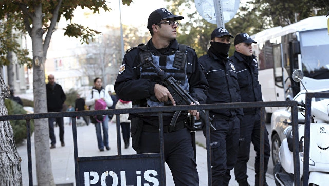 İzmirdə polis bölməsinə hücum edən yeniyetmənin SAXLANILMA ANI İzmirdə polis bölməsinə hücum edən yeniyetmənin SAXLANILMA ANI