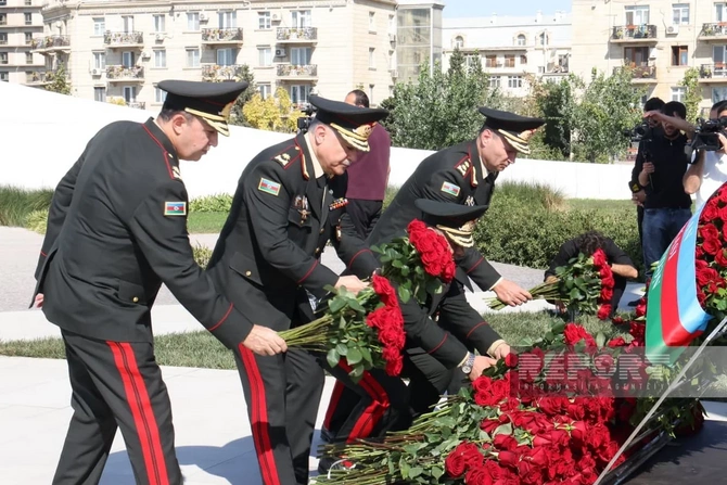 Dövlət və hökumət rəsmiləri Bakıdakı Zəfər parkında olublar