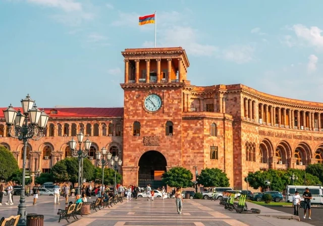 Rusiya-Qərb qarşıdurmasının yeni ünvanı: Putin-Paşinyan görüşünün pərdəarxası