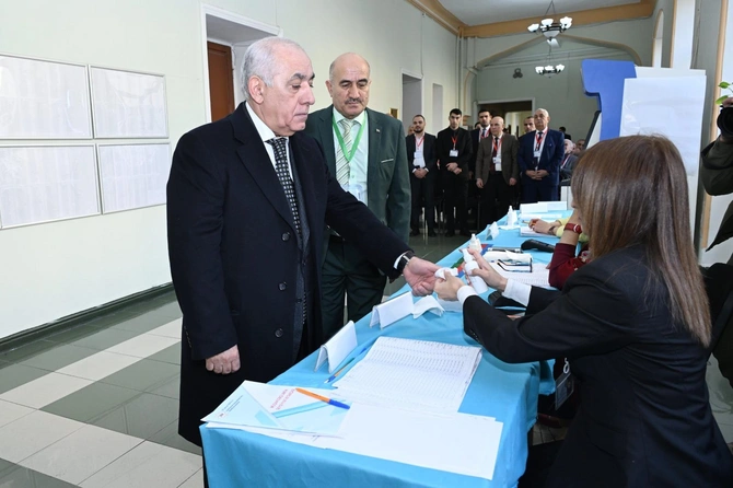 Baş nazir bələdiyyə seçkisində səs verib