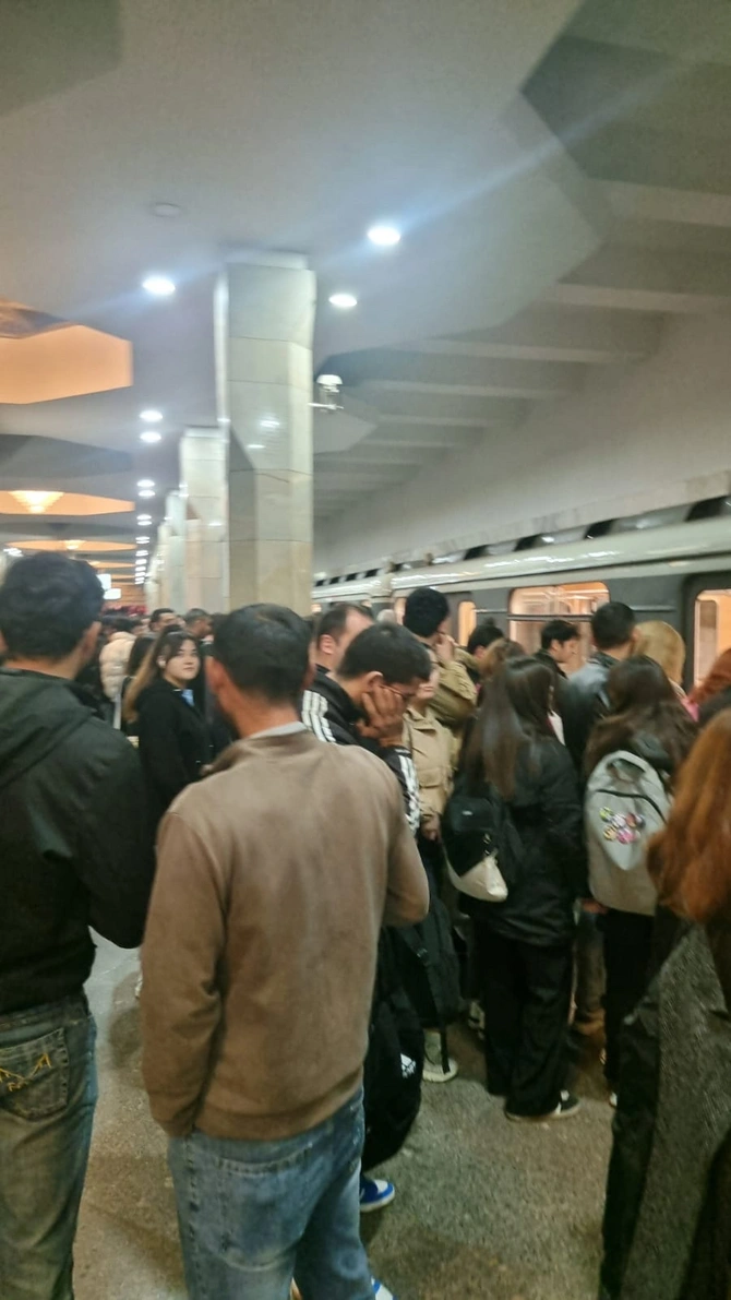 Metroda yenə problem yarandı - Sərnişinlər düşürüldü