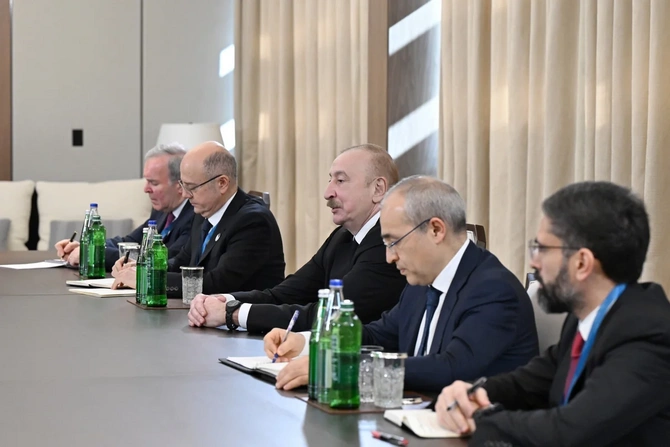 İlham Əliyev Avropa Komissiyasının enerji və mənzil siyasəti üzrə komissarını qəbul edib