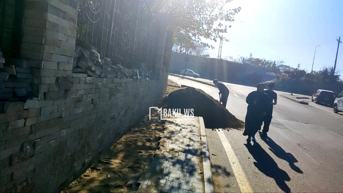 Bakıda insanlara qurulan  Bakıda insanlara qurulan