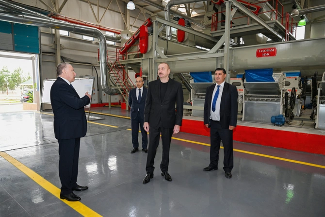 Prezident İlham Əliyev Sabirabadda pambıq emalı zavodunun fəaliyyəti ilə tanış olub Prezident İlham Əliyev Sabirabadda pambıq emalı zavodunun fəaliyyəti ilə tanış olub