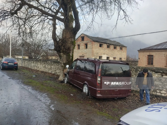 Qaxda avtomobil ağaca çırpılıb, xəsarət alanlar var