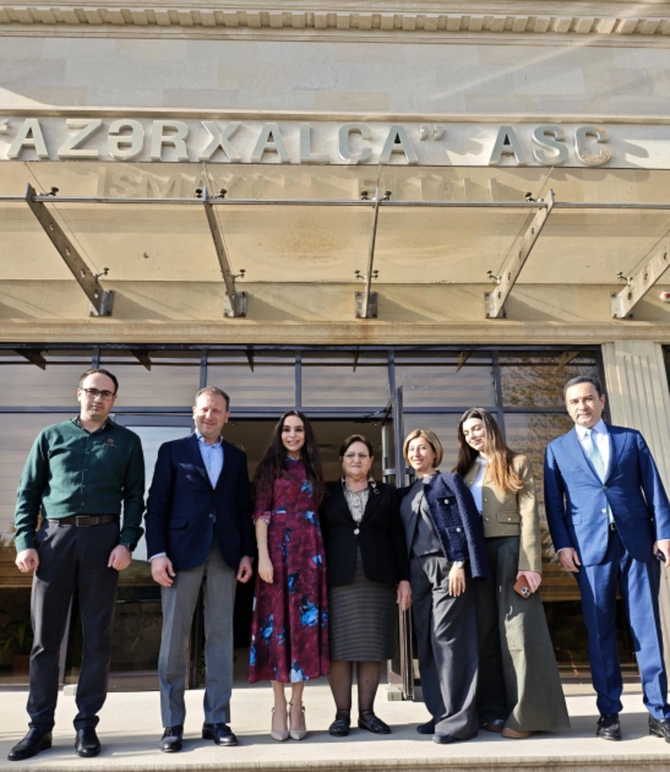 Leyla Əliyeva Şuşa məscidi üçün hazırlanan dünya xalçaçılıq tarixinin ən böyük dairəvi xalçası ilə tanış olub Leyla Əliyeva Şuşa məscidi üçün hazırlanan dünya xalçaçılıq tarixinin ən böyük dairəvi xalçası ilə tanış olub