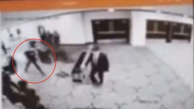 Ağ Evdə silah səsləri: Tramp tədbirdən çıxarıldı