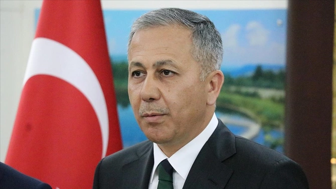 İzmirdə polis bölməsinə hücum edən yeniyetmənin SAXLANILMA ANI İzmirdə polis bölməsinə hücum edən yeniyetmənin SAXLANILMA ANI