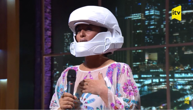 Əməkdar artist efirə kaska ilə çıxdı