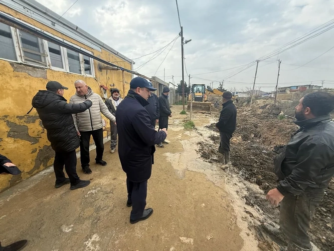 Adil Əliyev Suraxanıda yağışın fəsad törətdiyi ərazilərə baxış keçirib