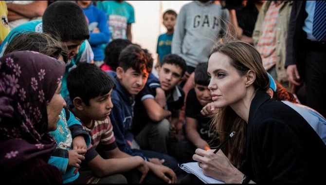 İnsanlara milyonlarla dollar yardım edən DÜNYA ULDUZLARI - SİYAHI