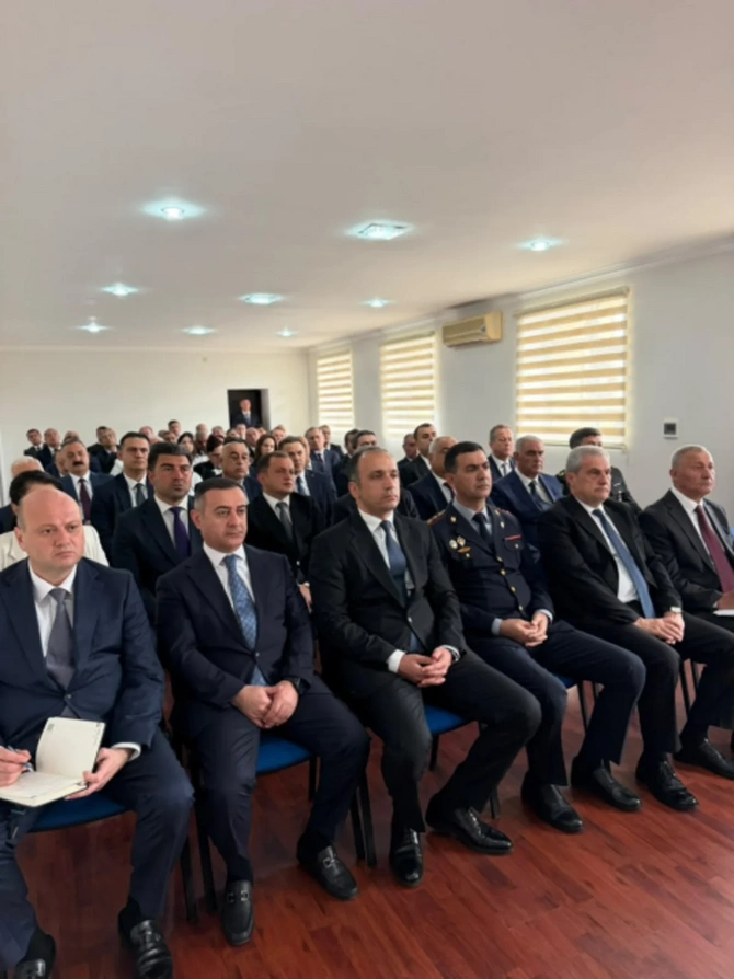 Qaradağ Rayon İcra Hakimiyyətinin başçısı kollektivə təqdim olunub