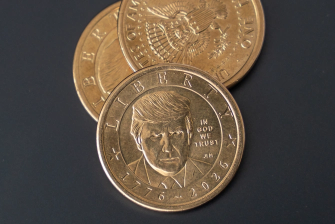 Trampın portreti əks olunan 1 dollarlıq sikkə dövriyyəyə buraxılıb