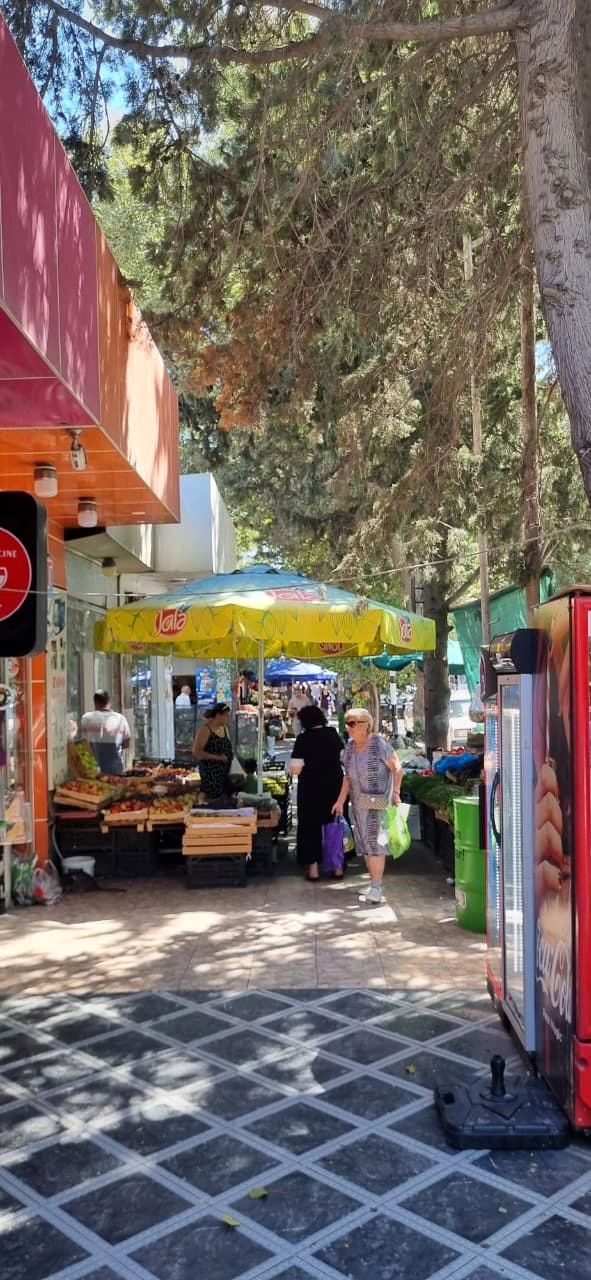 Bakıxanovda keçilməz küçə - Sakinlərin hərəkət etməli olduqları ərazidə şıdırğı alver gedir Bakıxanovda keçilməz küçə - Sakinlərin hərəkət etməli olduqları ərazidə şıdırğı alver gedir