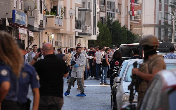 İzmirdə polis bölməsinə hücum edən yeniyetmənin SAXLANILMA ANI İzmirdə polis bölməsinə hücum edən yeniyetmənin SAXLANILMA ANI