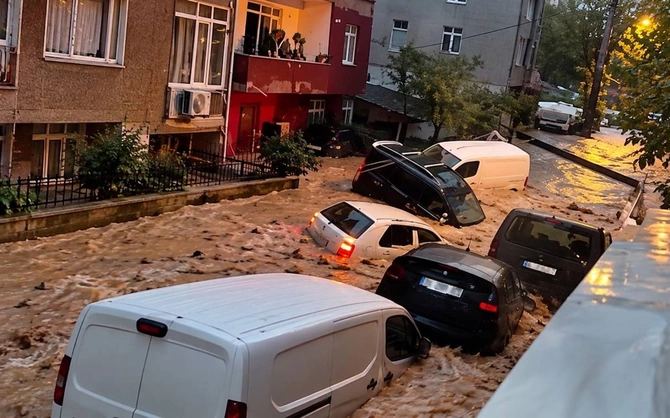 İstanbulu sel vurdu, yağış suları evlərə və mağazalara doldu - İki nəfər öldü