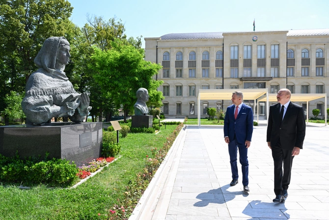 İlham Əliyev və Peter Pelleqrini Şuşada tanınmış şəxsiyyətlərinin işğal dövründə güllələnmiş büstlərinə baxıblar