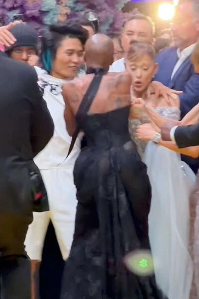 Ariana Qrandeyə hücum edən şəxs Sinqapurdan deportasiya edildi