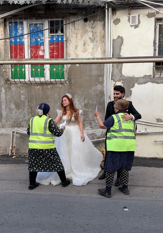 Bloger Elnur Jalina toyda toplanan pulun bir hissəsini küçə təmizlik işçilərinə paylayıb