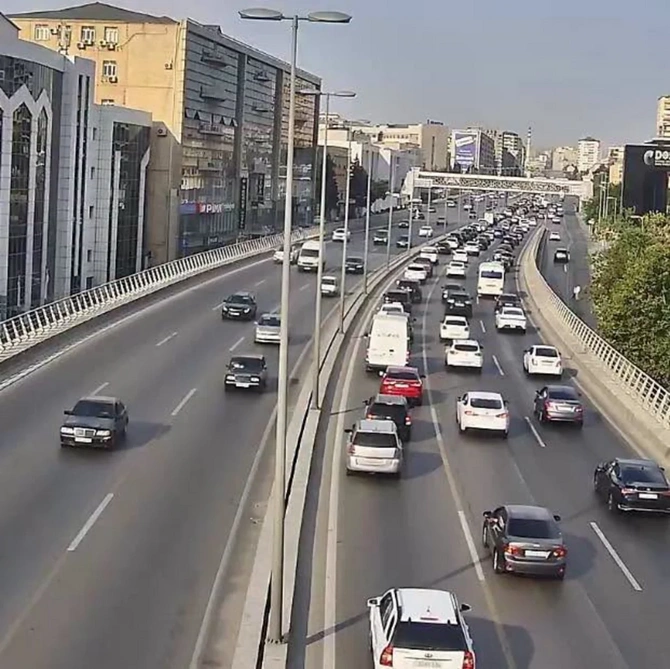 Bakının bir sıra yollarında tıxac yaranıb