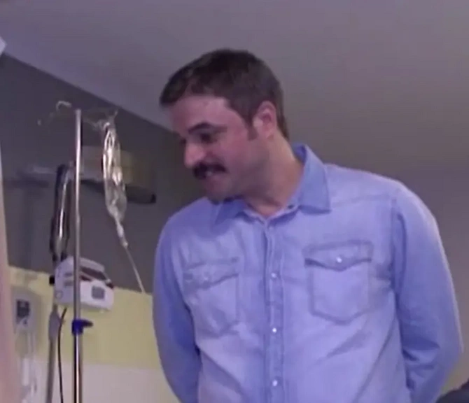 15 il əvvəl xəstə ziyarətinə gələn aktyor indi orada özü üçün donor gözləyir