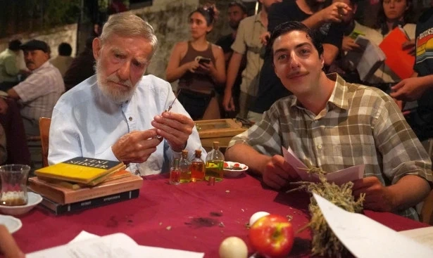 93 yaşlı aktyor nəvəsi ilə eyni filmə çəkildi