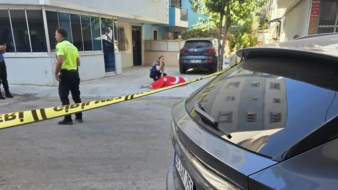 İzmirdə polis bölməsinə hücum edən yeniyetmənin SAXLANILMA ANI İzmirdə polis bölməsinə hücum edən yeniyetmənin SAXLANILMA ANI
