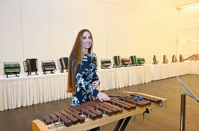 Heydər Əliyev Fondunun dəstəyi ilə alınan musiqi alətlərinin təqdimatı olub Heydər Əliyev Fondunun dəstəyi ilə alınan musiqi alətlərinin təqdimatı olub