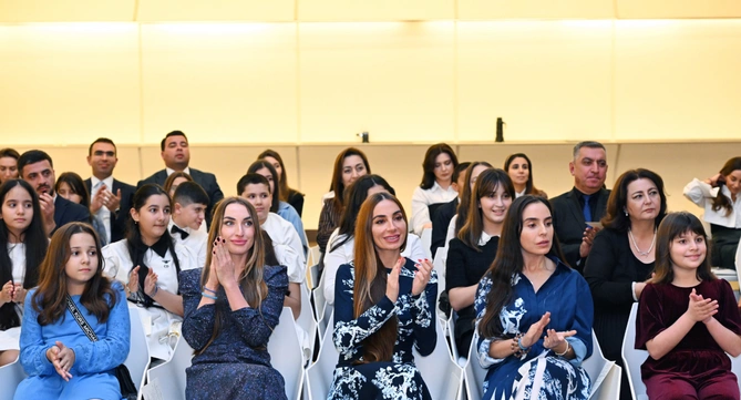 Heydər Əliyev Fondunun dəstəyi ilə alınan musiqi alətlərinin təqdimatı olub Heydər Əliyev Fondunun dəstəyi ilə alınan musiqi alətlərinin təqdimatı olub