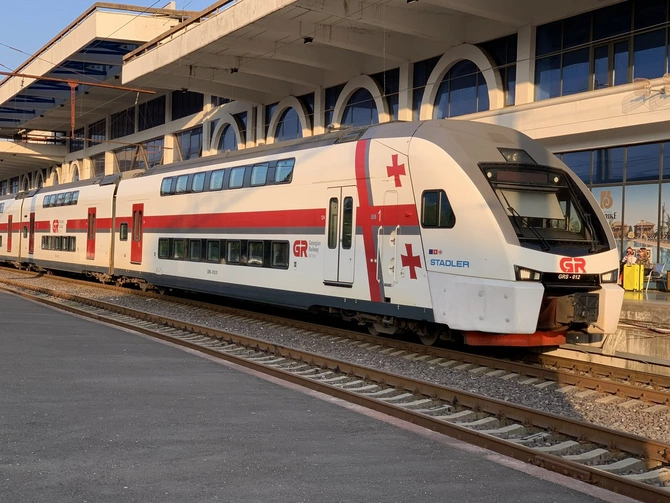 Gürcüstanda qatar gecikirsə, sərnişinə pul ödənilir – Azərbaycanda necədir?