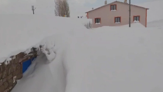 Kamçatkada yağan qarı GERİDƏ QOYDU! Bina hündürlüyündə qar yağdı