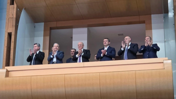 Kəmaləddin Heydərov yeni müavinləri ilə oyunu izlədi