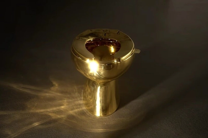 Американский миллиардер выставил на торги уникальный золотой унитаз