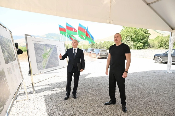 İlham Əliyev Kəlbəcər şəhərində 3-cü yaşayış kompleksinin təməlini qoyub
