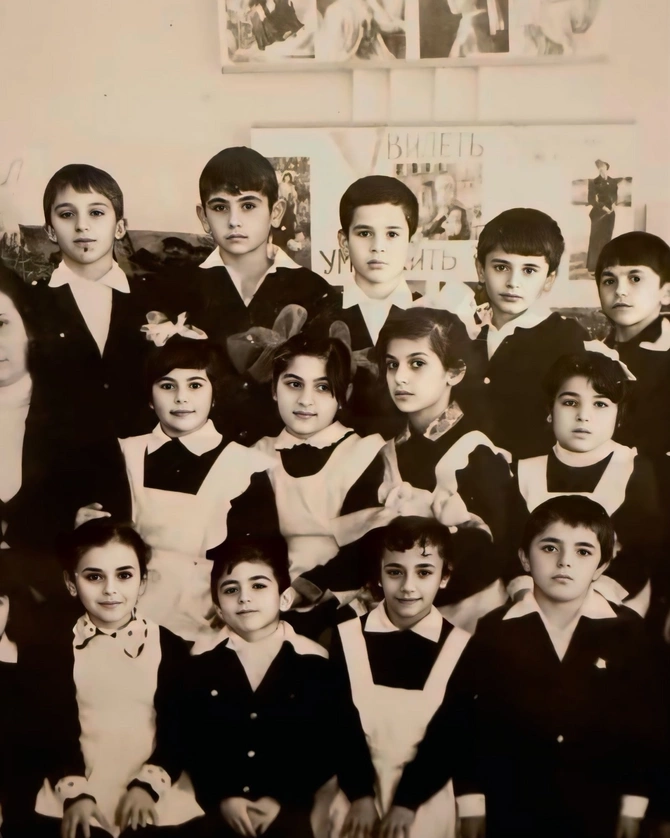 Aygün Kazımovanın məktəb illərinə aid fotoları yayıldı