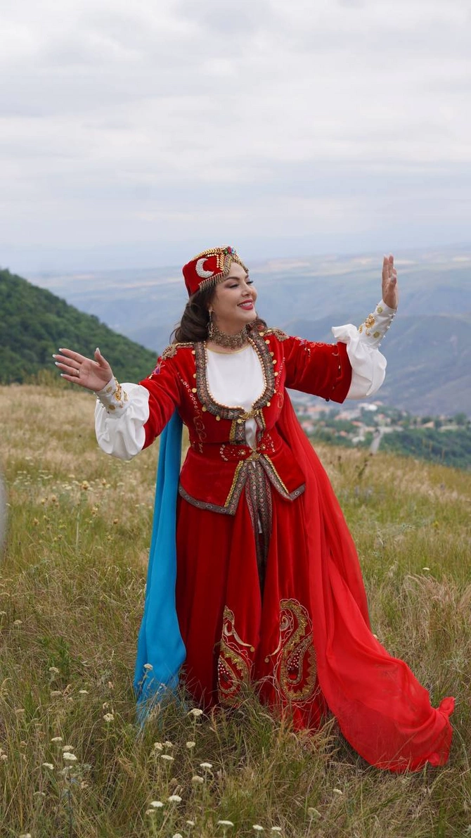 Gülüstan Əliyeva 4 dildə oxuğu mahnını 