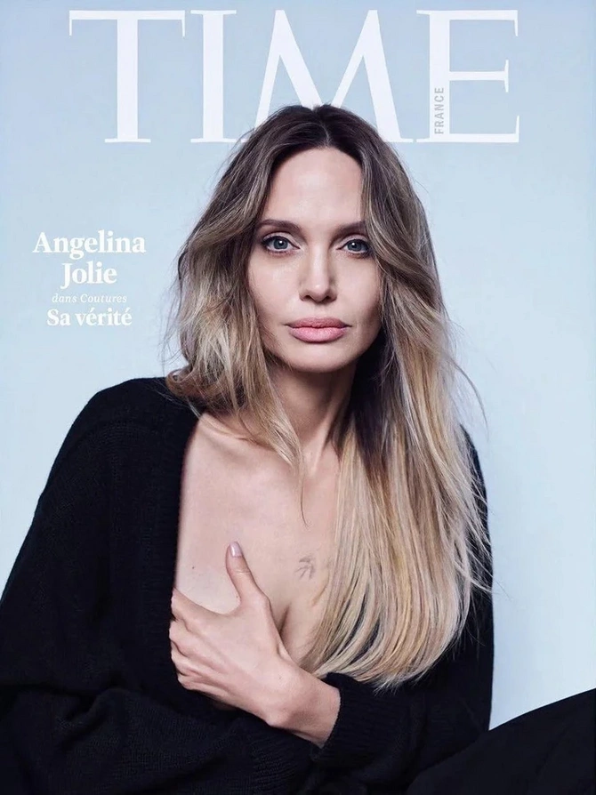 Анджелина Джоли впервые показала шрамы после операции на грудь