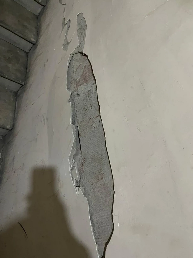 Еще одно здание на Ясамале под угрозой: жильцы жалуются на управляющую компанию