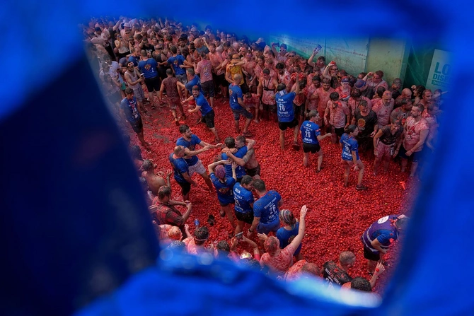Pomidor döyüşü festivalından RƏNGARƏNG GÖRÜNTÜLƏR