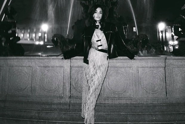 Турецкая актриса Ханде Эрчел в прозрачном платье прошлась по улице