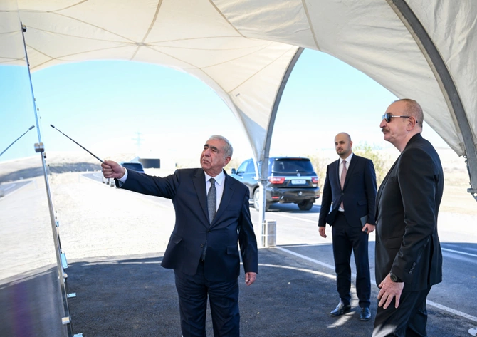 Prezident İlham Əliyev Cəbrayıl rayonunda "Şəfəq" Günəş Elektrik Stansiyasına gedən avtomobil yolunun açılışında iştirak edib Prezident İlham Əliyev Cəbrayıl rayonunda "Şəfəq" Günəş Elektrik Stansiyasına gedən avtomobil yolunun açılışında iştirak edib