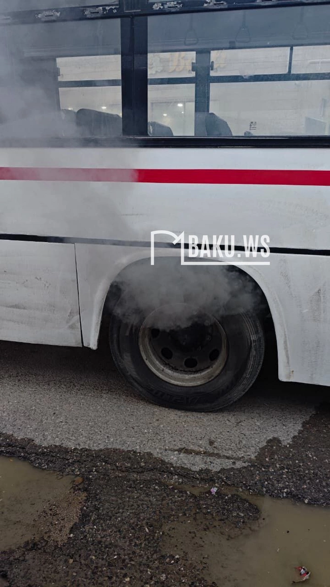 В Баку автобус №161 задымился - пассажиров эвакуировали