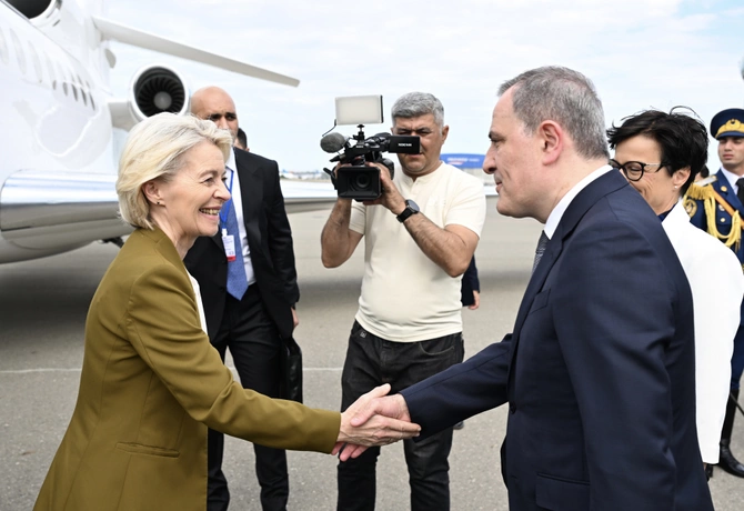 Урсула фон дер Ляйен прибыла с визитом в Азербайджан