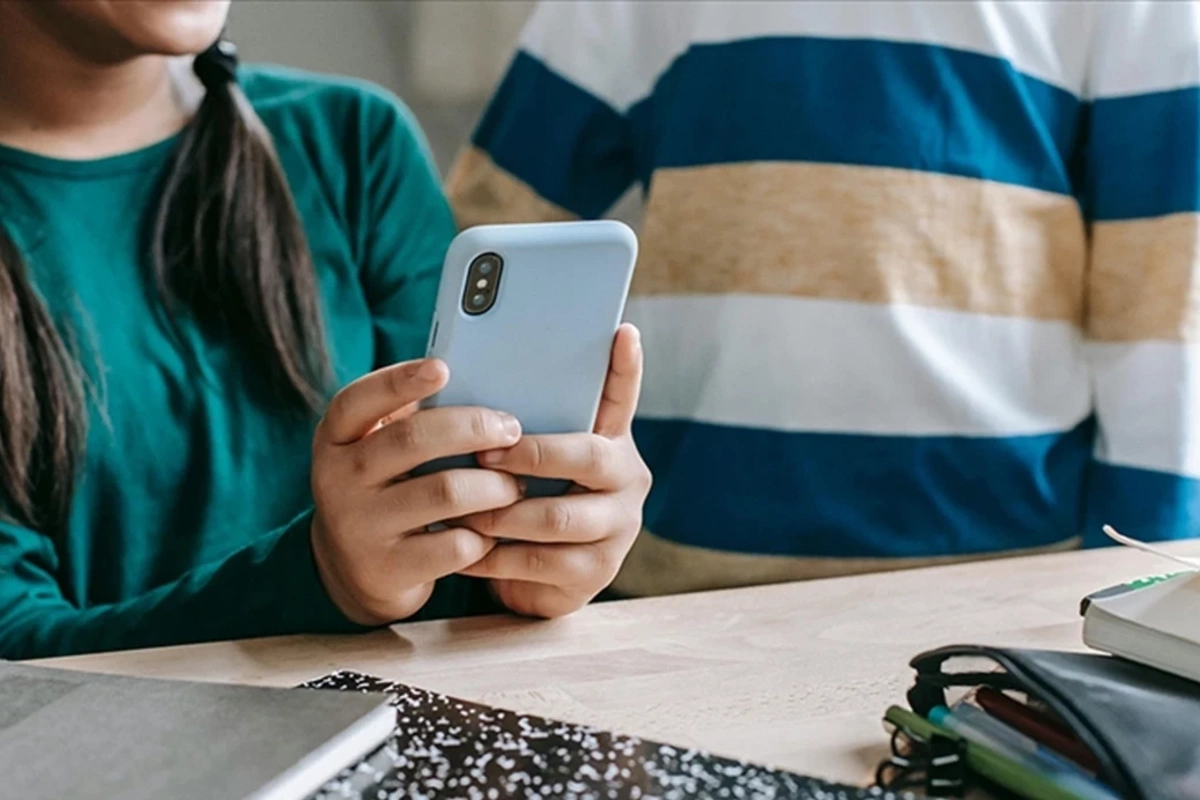 Cənubi Koreyada məktəblilərin dərs vaxtı telefondan istifadəsi qadağan edildi Cənubi Koreyada məktəblilərin dərs vaxtı telefondan istifadəsi qadağan edildi