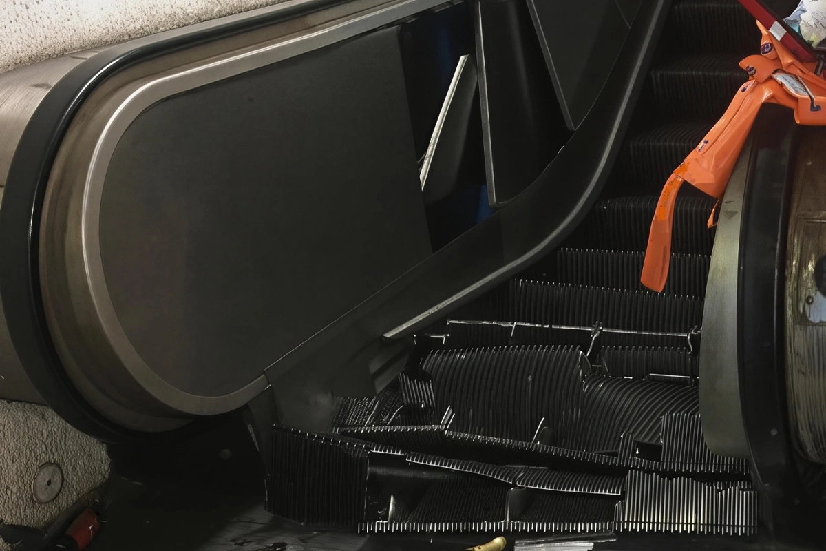 Bakıda yeraltı keçiddə eskalator QIRILDI: Xəsarət alanlar var