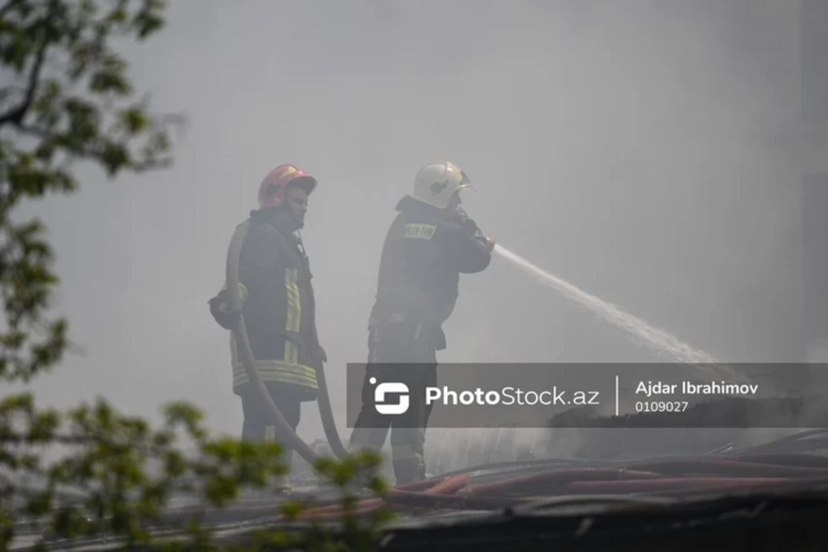 В Баку при тушении пожара в подсобном помещении обнаружено тело
